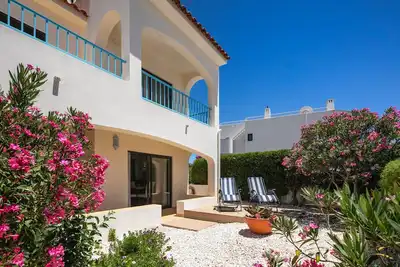 Image de Appartement de luxe clair 2 chambres \/ 2 salles de bain, 450 m de la plage et du village