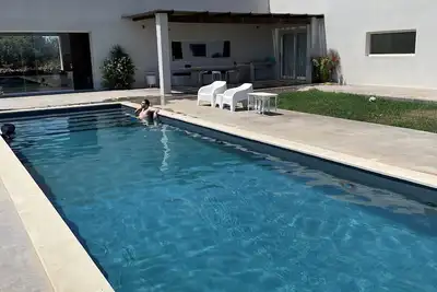 Image de Moderne et luxueuse villa, spectaculaire piscine vue mer, 3 minutes de la plage!