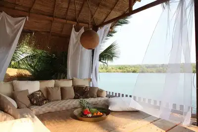 Image de Riverview Villa : Chambres d'hôtes\/ Villa avec rivière et vue sur la mer