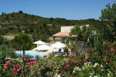 Image de Villa avec piscine et jardin méditerranéen à 25 Km de la mer