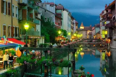 Image de Annecy au bord de l'eau, dans le quartier historique avec grande terrasse.