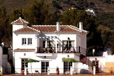 Image de Villa avec piscine privée Avec Campagne, Montagne et vue sur la mer. Wifi gratuit