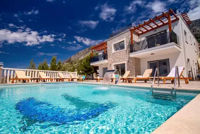 Nouveau! Villa Mirna avec piscine chauffée et bain à remous, bain à remous, bar à vin traditionnel