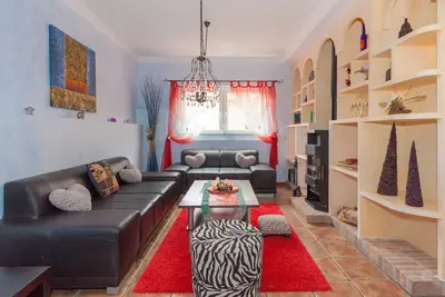 Image de \"La Casa\" avec Jacuzzi dans un jardin tropical, idéal pour les amis et familles