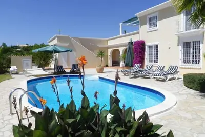Image de Villa spacieuse avec piscine privée-  tranquilité  - bord de mer - wifi