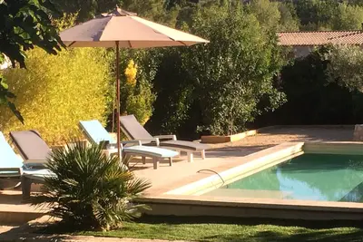 Image de Ravissant Petit Bastidon Provencal Avec Piscine Et Jardin Privatifs A Lourmari