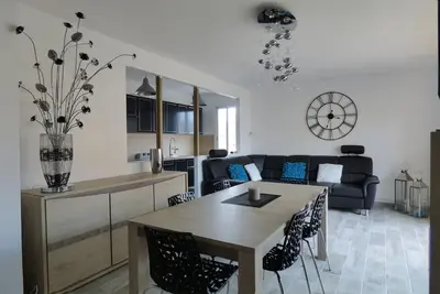 Image de Appartement 85m², climatisé, vue mer, entièrement rénové, animaux accepté, mer 50 m