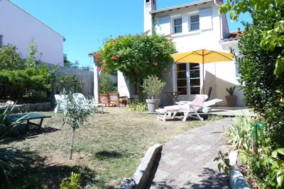 Image de Maison  idéale pour grandes familles à 4 minutes à pied de la plage