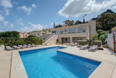 Image de Villa privée en bord de mer avec piscine et vue.
