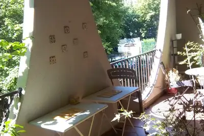 Image de Montpellier au calme avec grande piscine.