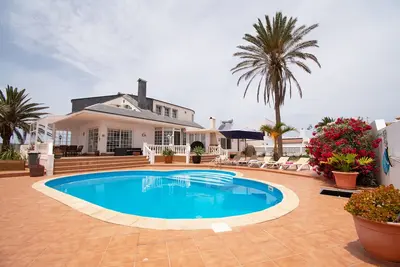 Image de Belle, élégante villa de 4 chambres et 5 salles de bains, piscine privée et jardin, barbecue, wifi