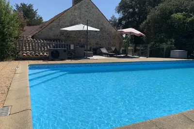 Image de Grange de style traditionnel, piscine privée située dans le petit hameau paisible de Blanc