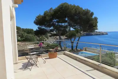 Image de Villa de 4 chambres avec vue imprenable sur la mer et la piscine