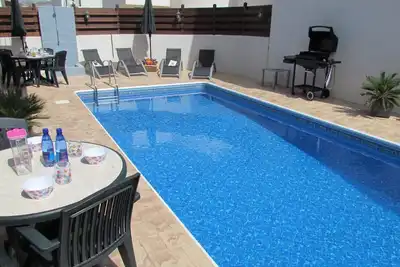 Image de Villa familiale avec piscine privée, Wifi gratuit. Pine Tree, Valley \/ Mountain Views.
