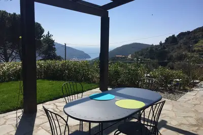 Image de Nid romantique vue sur la mer. Maison typique en pierre avec jardin près des Cinque Terre