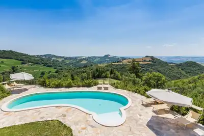 Image de Villa Ise avec piscine et magnifique panorama à Montefelcino, à 25 km des plages de Fano et Pesaro