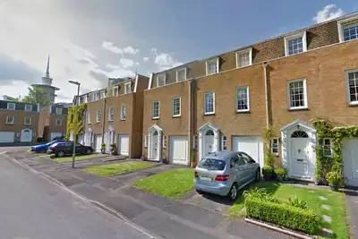 Image de 3 étages maison de ville est un établissement moderne. Basingstoke Central, avec un parking