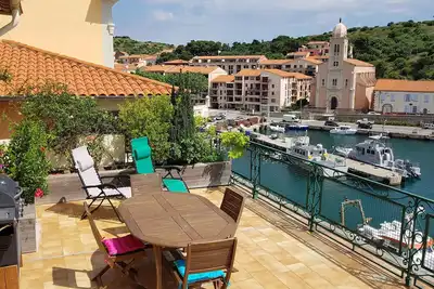 Image de Appartement spacieux doté d'une superbe terrasse surplombant le port.