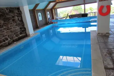Image de Cottage avec grande piscine privée, WiFi, avis et Jardins