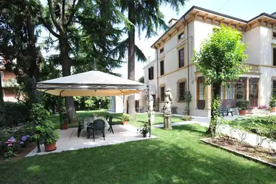 Image de Elegant apartment in Art Nouveau villa near the center with private parking