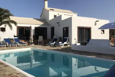Image de Grande piscine privée, chauffée, Wi-Fi, Air\/Con, nettoyage professionnel.