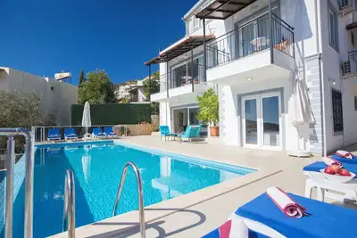 Image de Villa idéale de 6 chambres pour les grandes familles \/ groupes, avec grande piscine à débordement et vue
