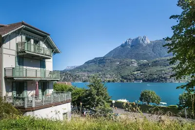 Image de \"Loft Moderne\" avec vue et accès privé au Lac d'Annecy