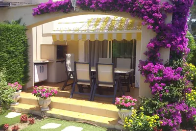 Image de Belle Maison Avec  Beau Jardin Pisc. SÉCURITAIRE Pour Les Enfants Avec Wifi