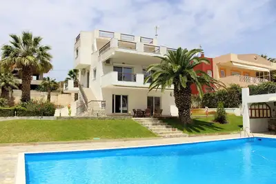 Image de Villa de familles avec grande piscine privée, près des plages pittoresques