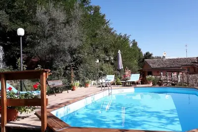 Villa abordable avec piscine privée semi-submergée et jardin près de Sarnano