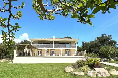 Image de Villa à 10 min à pied de la plage, piscine, vue mer et montagne