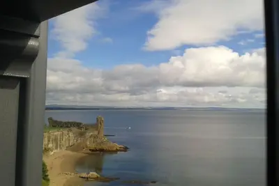 Image de Maison de ville au bord de l'eau au coeur de St Andrews donnant directement sur le château sur les rochers