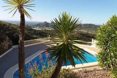 Image de Maison récemment rénovée, avec des vues spectaculaires et une superbe piscine.