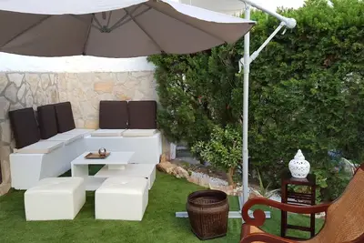 Image de Appartement de 2 chambres avec terrasse privée et jardin, piscine et plage