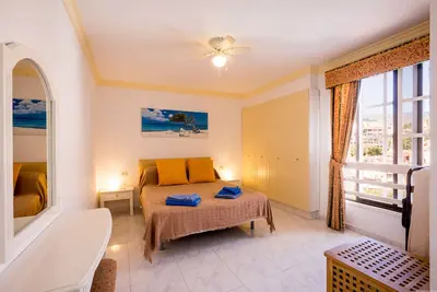 Image de Duplex ensoleillé avec vue sur Los Cristianos et la mer