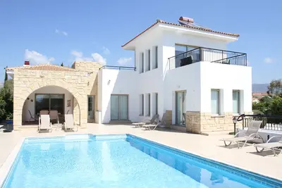 Image de Belle villa moderne de 3 chambres et 2 salles de bain avec piscine privée chauffée et chauffage central
