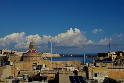 Image de Pallazzetto, Birgu \/ Vittoriosa, piscine sur le toit avec vue sur la mer et La Valette