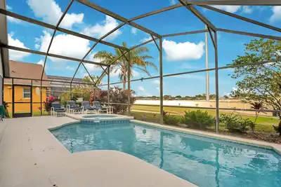 Image de * Tinkerbells Castle 2 * Piscine privée et spa avec vue sur le lac et les feux d'artifice Disney