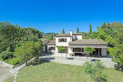 Image de Maison plein sud de 250 m² avec piscine dans un jardin arboré de 3000m².