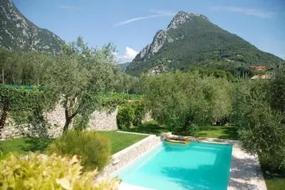 Image de The Olive House, jardin et piscine