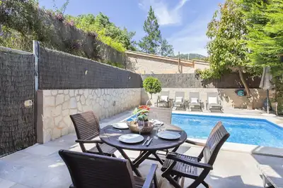 Image de Rez-de-chaussée du centre-ville moderne. Piscine et terrasse privée. Wifi Gratuit
