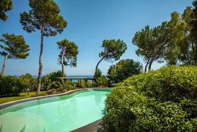 villa exclusive en bord de mer accès direct à la plage avec piscine privée