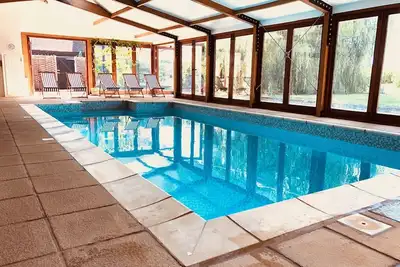 Confortable retraite familiale Dans le Kent, Avec All-Météo piscine et près de la Mer