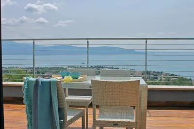 Appartement moderne de style limonaia, avec une vue magnifique sur le lac et une grande piscine