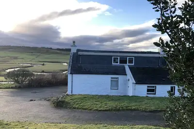 Cottage Croft traditionnel avec vue sur la rivière Snizort - Portree, île de Skye