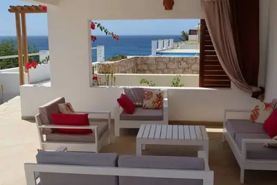 Image de Ile de Maio archipel du Cap vert, villa avec piscine privée terrasses vue  océan