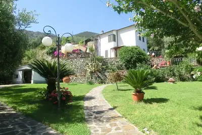 villa avec jardin et splendide vue mer. Place de parking et Wi-Fi gratuity.