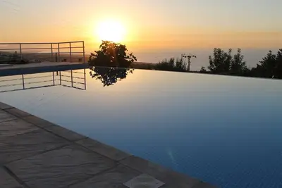 Image de Belle villa moderne avec vue imprenable sur la mer, vue sur la montagne.