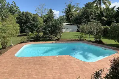 Image de Maison avec beau jardin et piscine, chambre climatisée, télé, wifi
