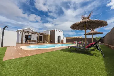 Image de Villa de Luxe 4 Chambres avec Piscine, Wi-Fi et Climatisation